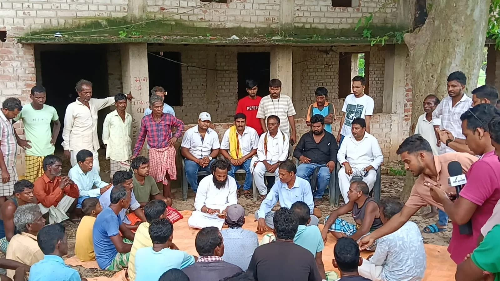 राशन के नाम पर गरीबों के हक पर डाका? 450 ग्रामीणों का फूटा गुस्सा, डीलर हटाने की मांग