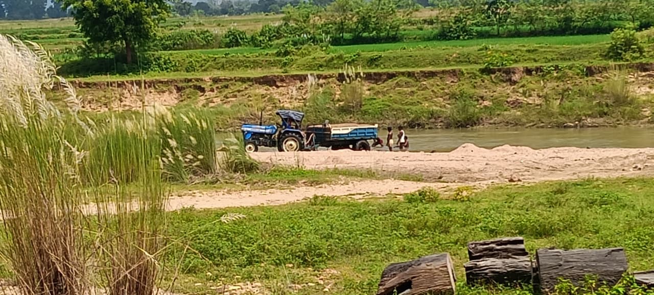 एनजीटी की रोक बेअसर? नीमडीह की शांखा नदी में रात के अंधेरे में बालू का खेल!