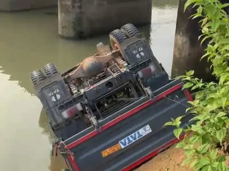 गंगूडीह कैनल में पलटा बालू लदा आयशर, चालक की बाल-बाल बची जान