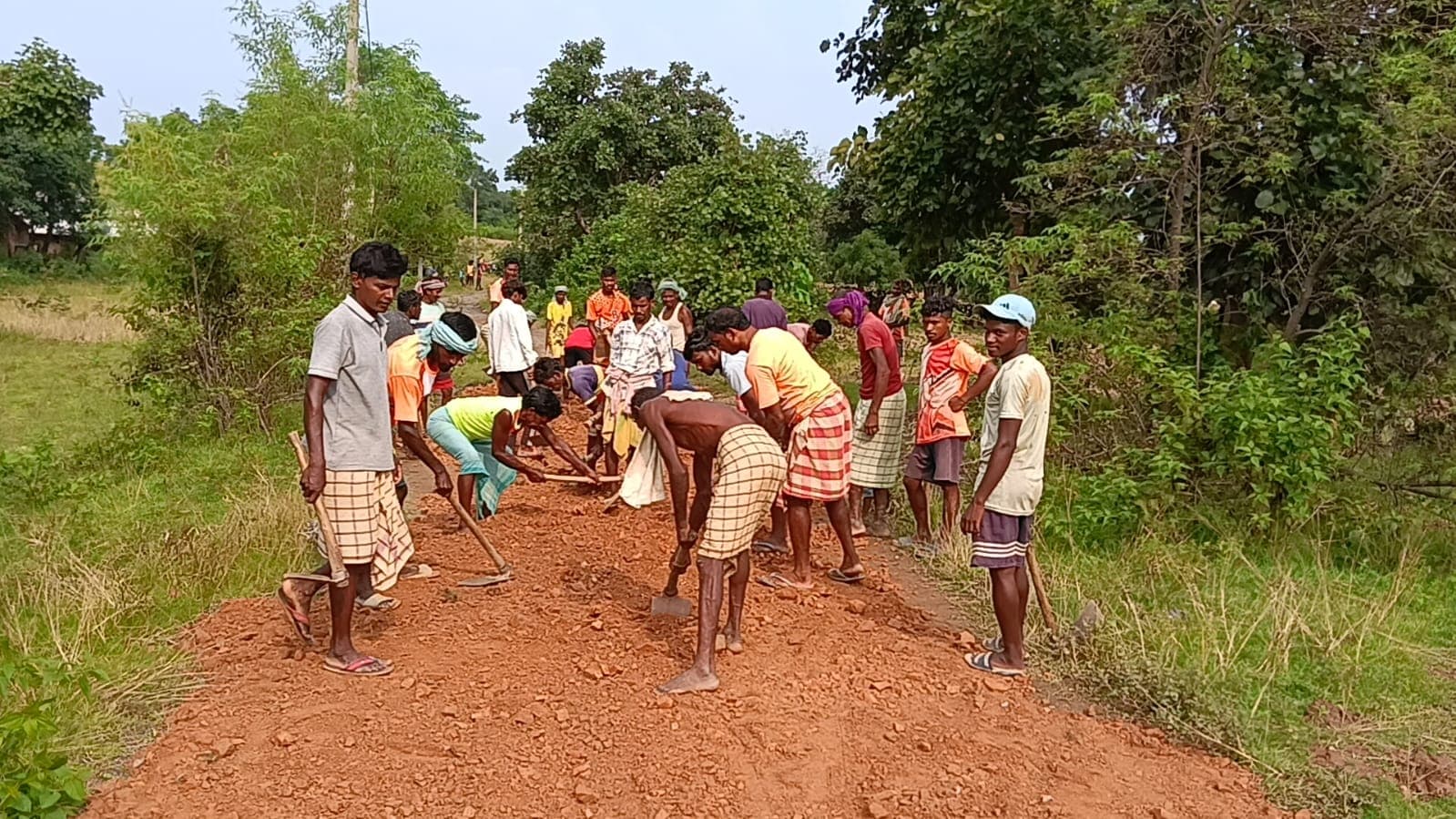 आजादी के 78 साल बाद भी सड़क के लिए तरसते शियालगोड़ा के आदिवासी, ग्रामीणों ने खुद कुदाल-गैंता उठाकर बनाई सड़क