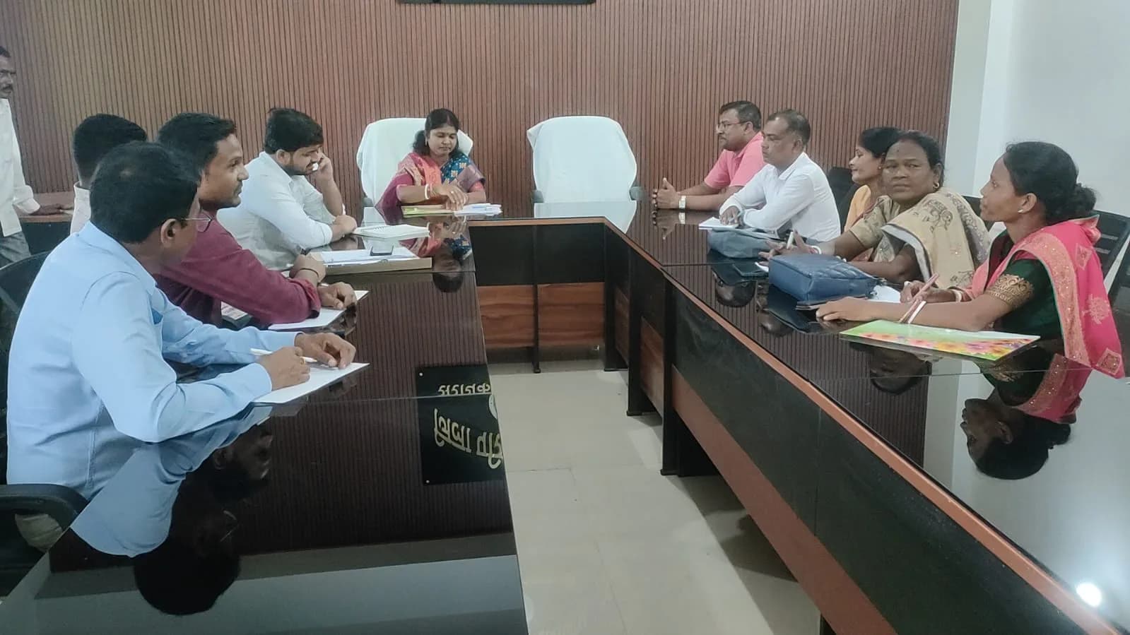 जिला परिषद उपाध्यक्ष मधुश्री महतो ने की स्वास्थ्य-शिक्षा विभाग की समीक्षा, शिक्षकों की उपस्थिति से अस्पताल की सफाई तक दिए सख्त निर्देश