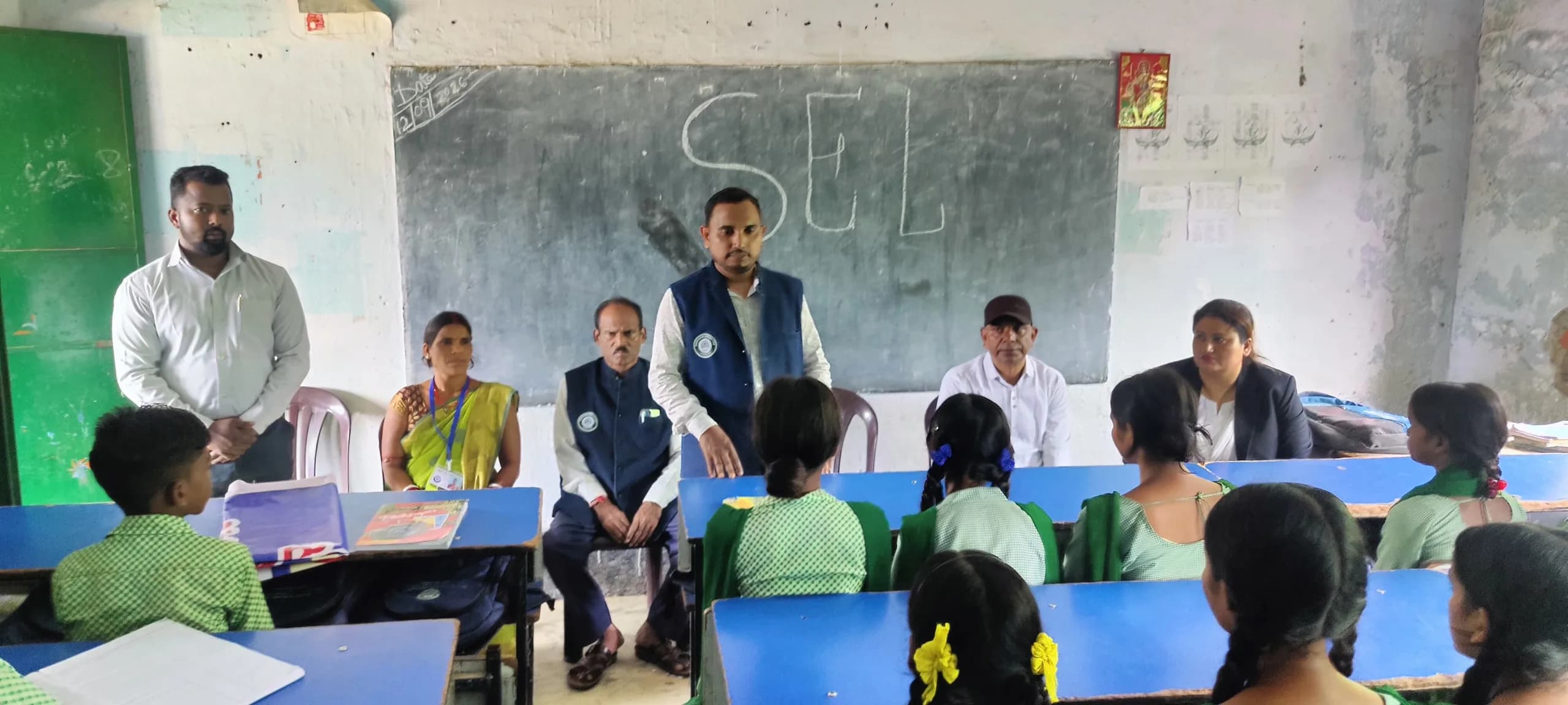 कानून की किताब गांव पहुंची तो बच्चों से शुरू हुई जागरूकता की पाठशाला