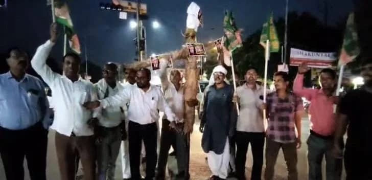 मतदाता सूची पर राजद का हल्लाबोल, आकाशवाणी चौक पर फूंका मुख्य निर्वाचन आयुक्त का पुतला