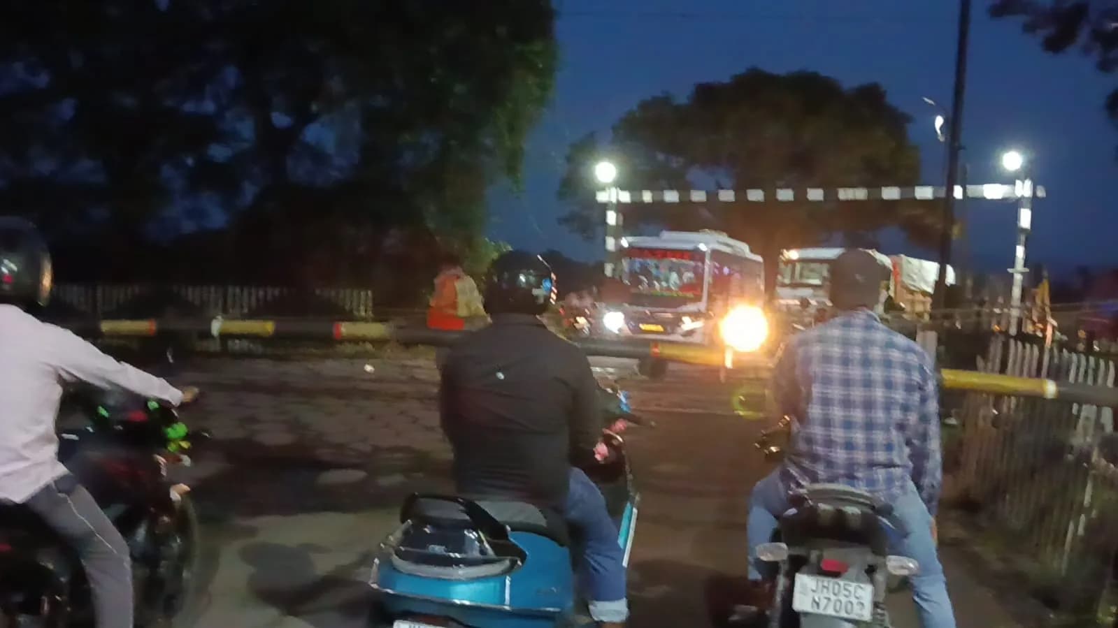 जामडीह रेलवे गेट बना जाम का जंजाल, दो दिन से सड़क पर वाहनों की लंबी कतार