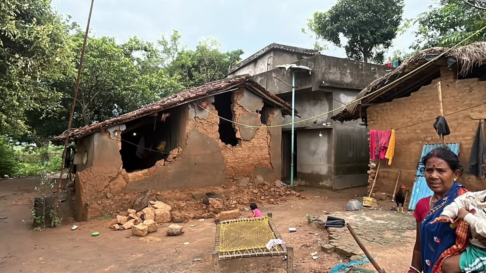 बारिश से बेहाल जनता, ऊपर से हाथियों का तांडव; तिरूलडीह में आधा दर्जन घर ध्वस्त