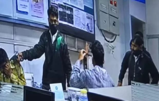 दिनदहाड़े बैंक में करोड़ों की डकैती, गनप्वाइंट पर खुलवाया चेस्ट—23.80 किलो सोना और लाखों कैश लेकर फरार हुए हथियारबंद बदमाश