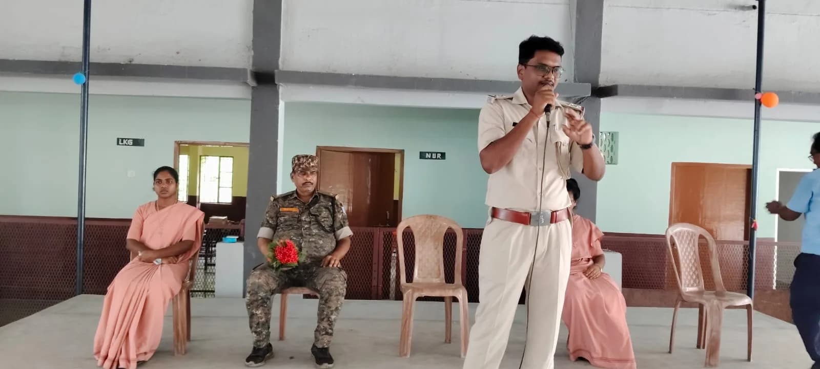 स्कूल पहुंची पुलिस, बच्चों को दिया सुरक्षा का पाठ
