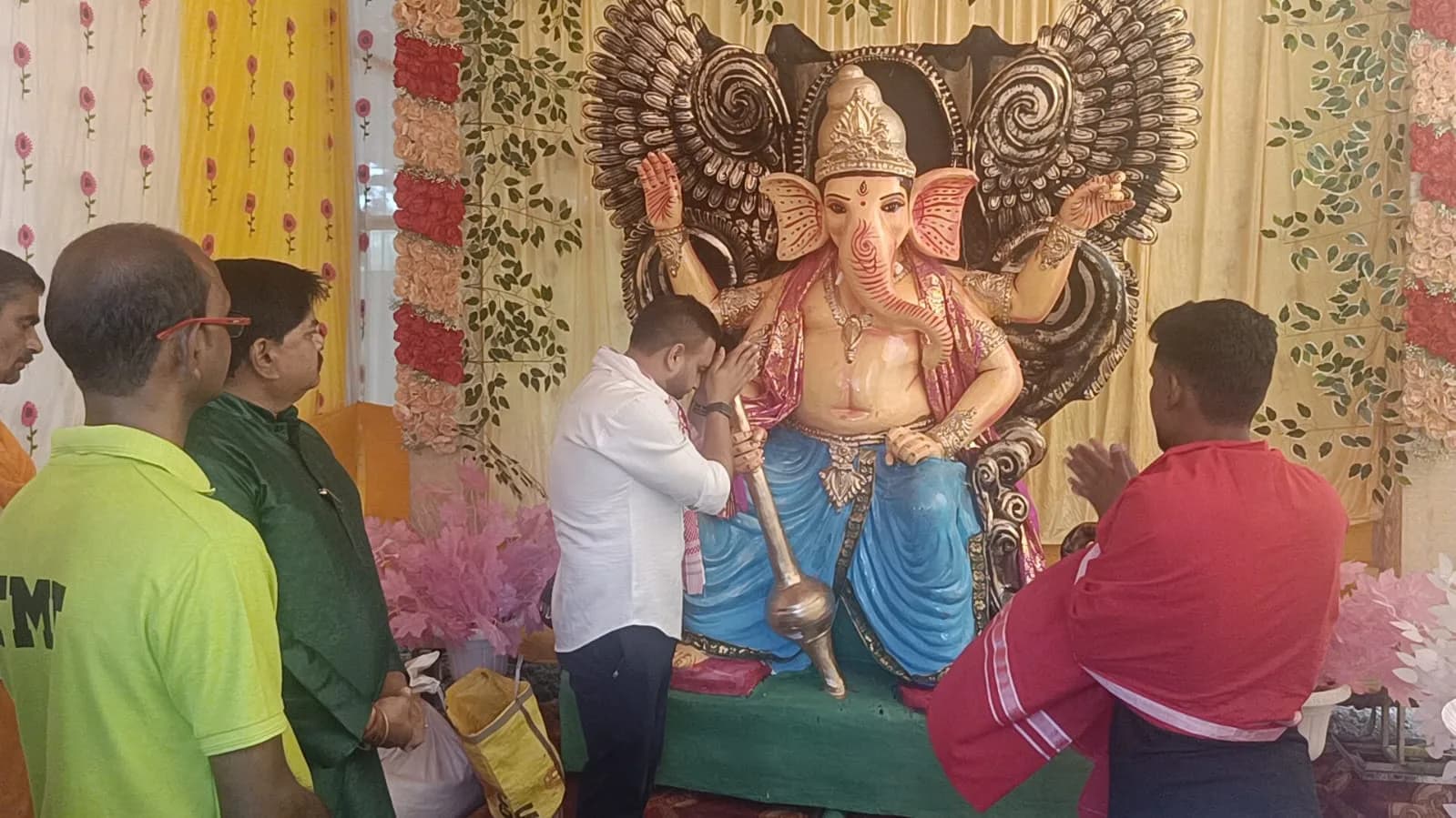 कोकपाड़ा में गणपति का भव्य पंडाल: कुणाल षाड़ंगी ने किया उद्घाटन, उमड़े श्रद्धालु