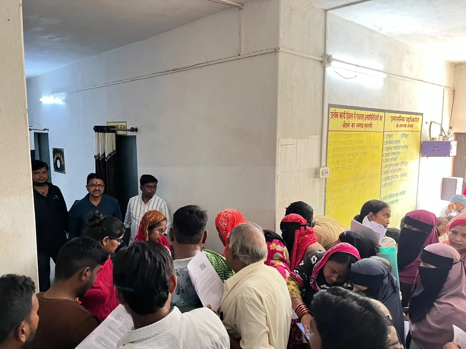 कागजों की कतार में खड़ी जनता, सिस्टम से सवाल: SIR फॉर्म जमा करने घाटशिला पंचायत में उमड़ी भीड़
