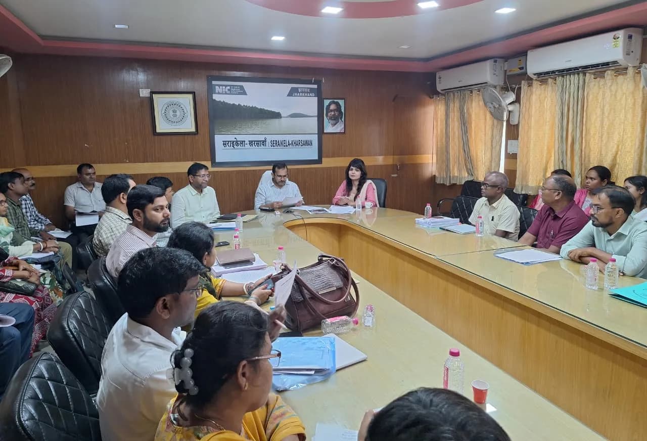 सरायकेला: स्कूल-कॉलेजों में ELC गठन को लेकर डीसी की बैठक, 18 वर्ष के हर पात्र विद्यार्थी का बनेगा वोटर कार्ड