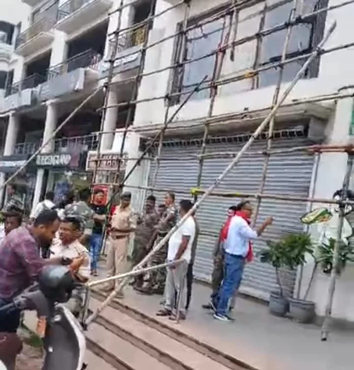बिंदल मॉल में खाना खाते-खाते बरसी गोलियां! पहले विवाद, फिर मारपीट और उसके बाद ताबड़तोड़ फायरिंग—मॉल में मची भगदड़
