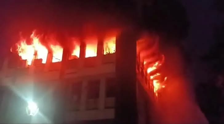 बिष्टुपुर LIC भवन की चौथी मंजिल में भीषण आग, कॉन्फ्रेंस हॉल जलकर खाक