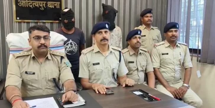 आदित्यपुर मुस्लिम बस्ती फायरिंग कांड का खुलासा, अवैध कमाई के पैसे की लालच में रिश्तेदार ने रची थी साजिश, दो आरोपी गिरफ्तार