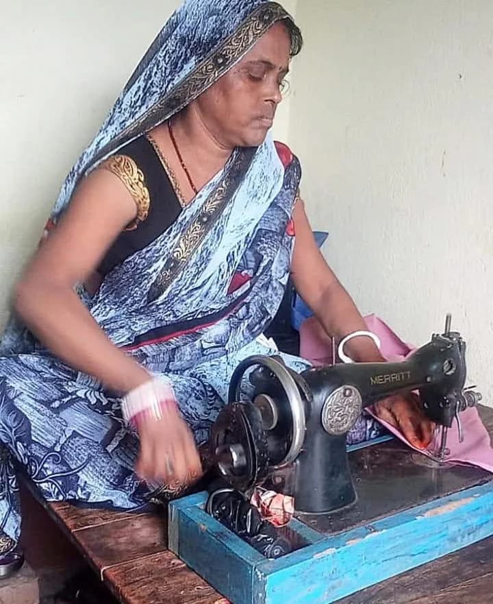 हुनर था, हौसला था… बस एक मशीन की कमी थी; माधुरी देवी ने अपनी मेहनत से बदल दी जिंदगी की राह